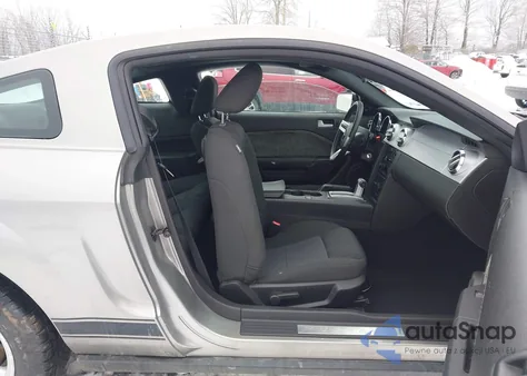 2008 Ford Mustang V6 Deluxe/V6 Premium z USA, uszkodzony, nr VIN 1ZVHT80N385142083